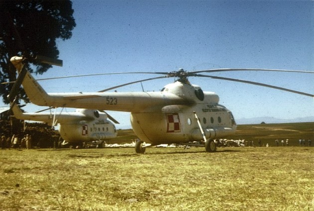 Dwa spośród trzech śmigłowców Mi-8, którymi dysponowała PLEPE. Fot. z kolekcji Józefa Gomółki