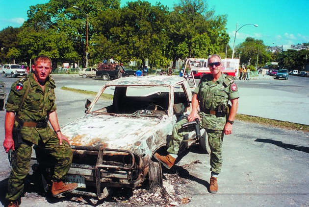 Płk S. Petelicki i kpt. L. Drewniak w Port-au-Prince. Foto: Peter Andrews, Reuters.