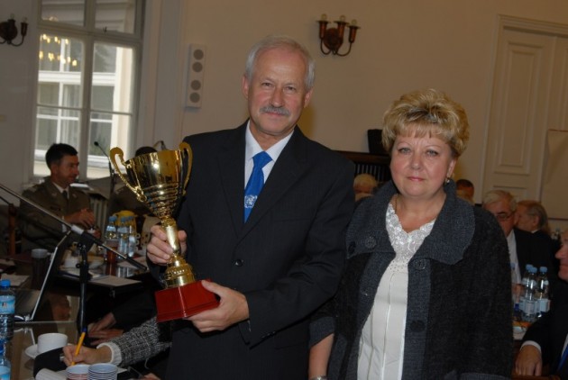 Delegaci z otrzymaną nagrodą dla Koła nr 19 w Szczecinie za najlepszą stronę internetową.