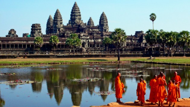 Mnisi buddyjscy przed Angkor Wat.