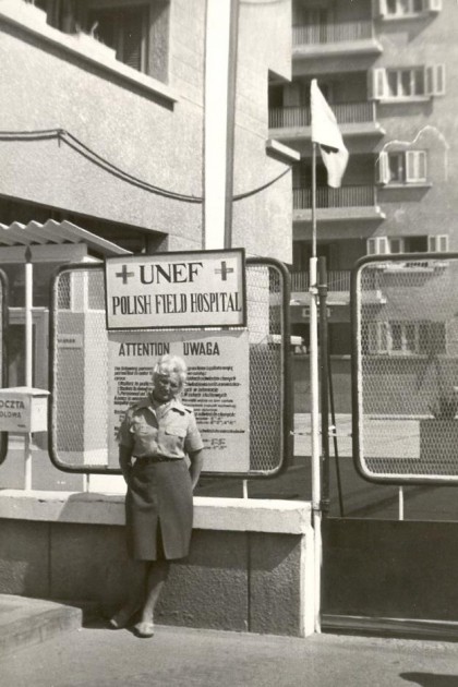 Krystyna Borsa przed wejściem do Polskiego Szpitala Wojskowego UNEF II w Ismailii. ( Fot. z archiwum K. Borsa)